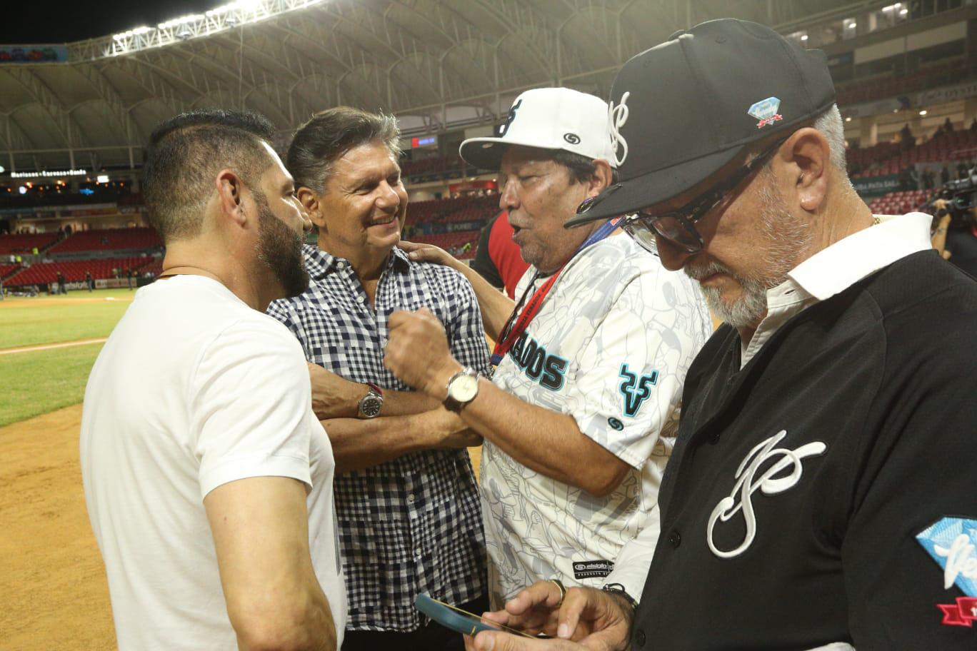 $!Pancho Barraza lanza la primera bola en el juego entre Venados y Naranjeros