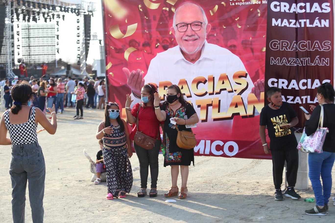 $!Cientos llegan al baile de Los Recoditos patrocinado por ‘El Químico’, y por la espera les ¡dan pizzas!