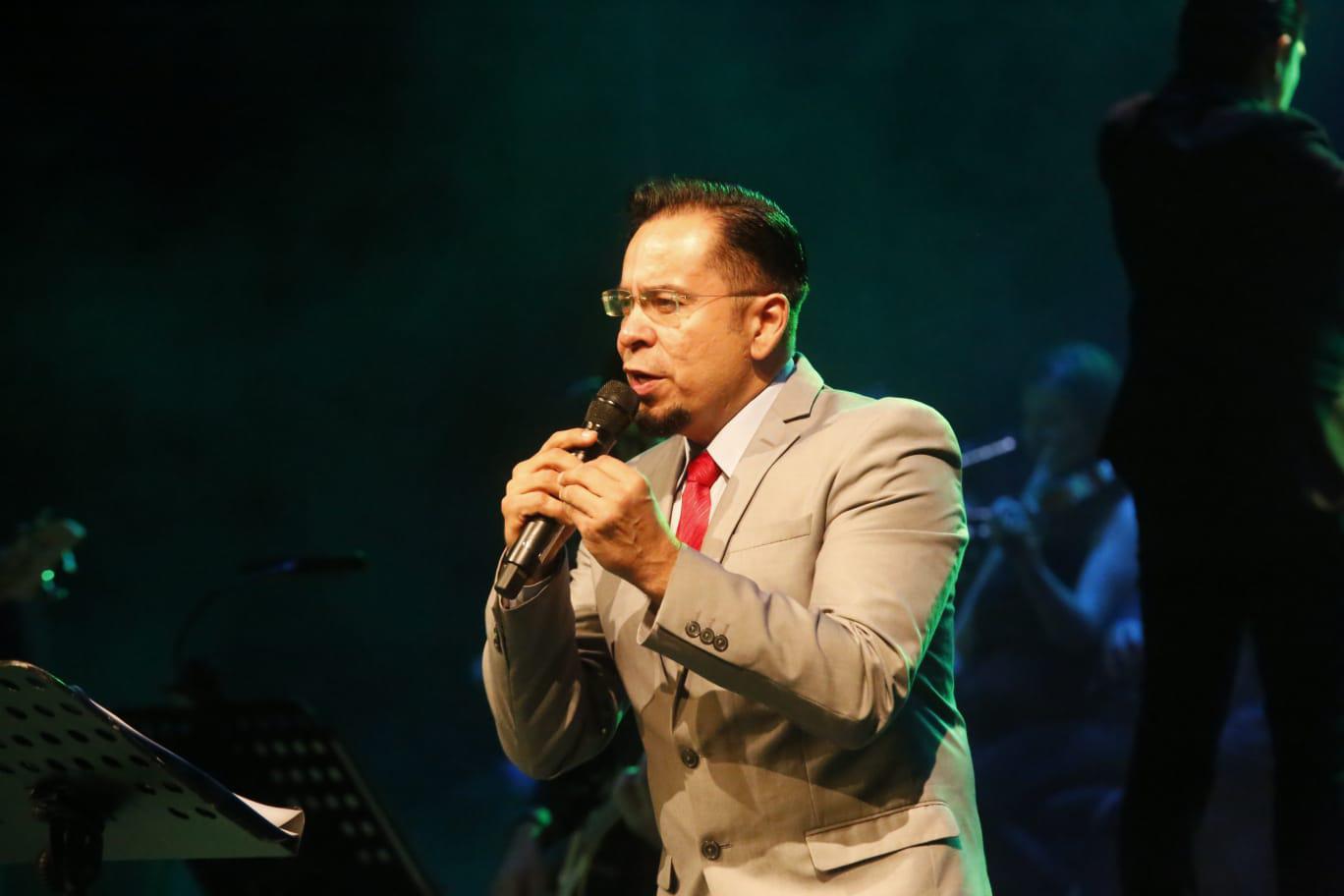 $!Disfrutan mazatlecos noche de grandes conciertos en el Centro Histórico