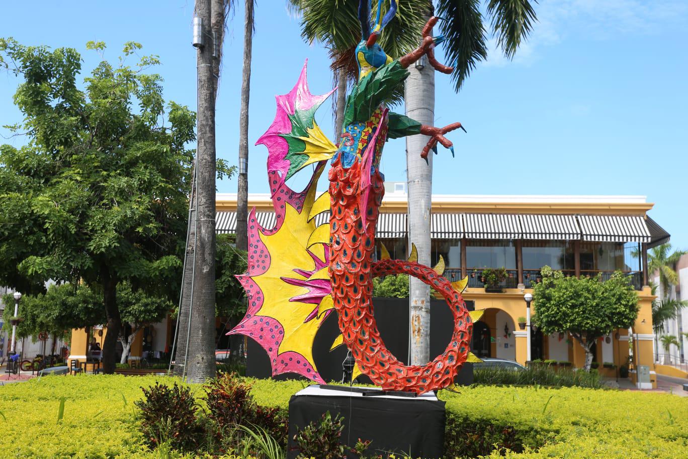 $!Danzan alebrijes en la Plazuela Machado y la llenan de color