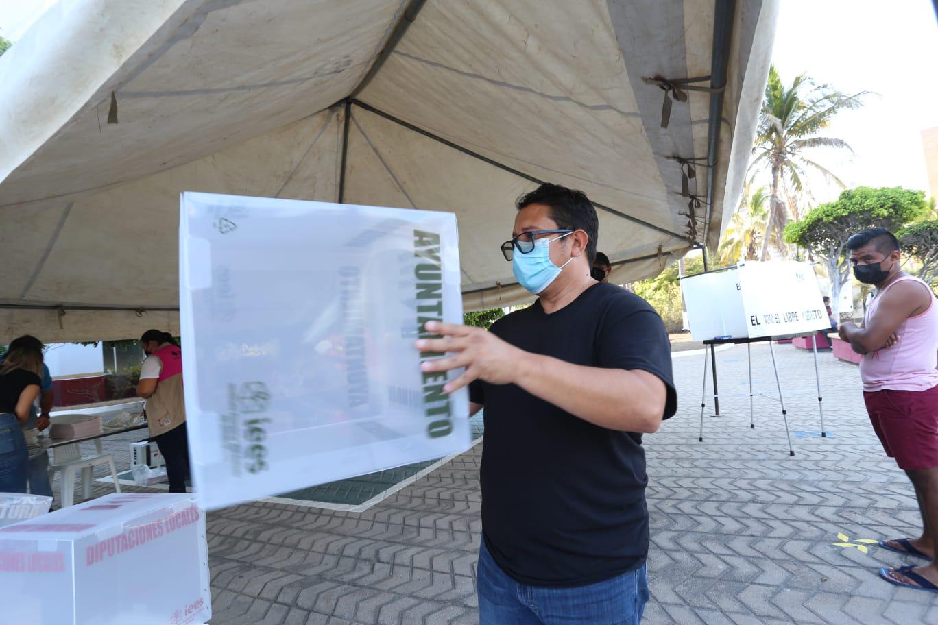 $!Turistas asisten a votar en casilla especial de Conapesca, en Mazatlán