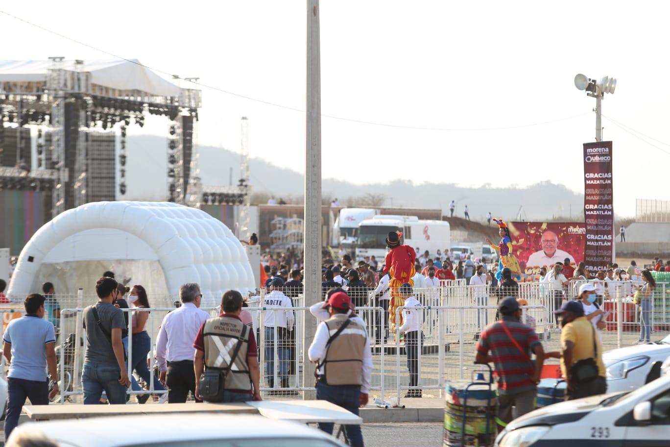 $!Cientos llegan al baile de Los Recoditos patrocinado por ‘El Químico’, y por la espera les ¡dan pizzas!