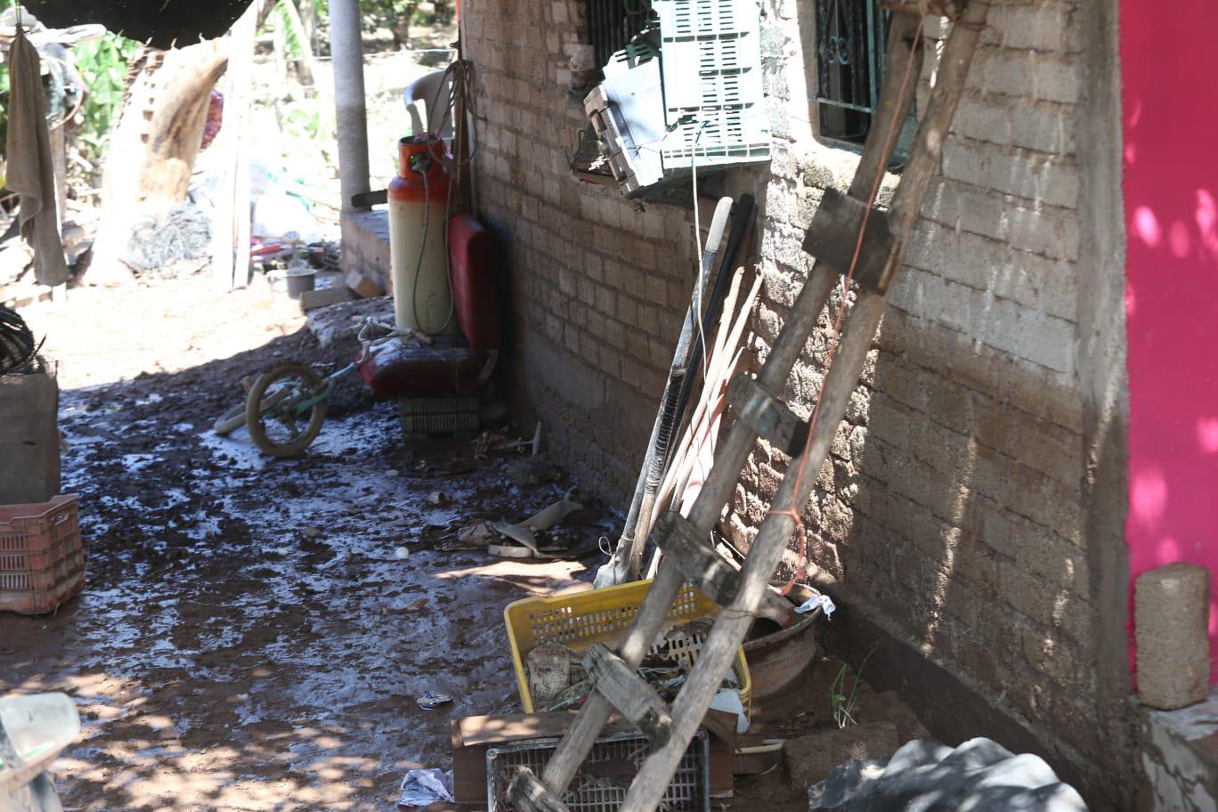 $!Limpian sus casas afectados por desbordamiento del Río Baluarte; intentan recuperar parte de sus pertenencias y animales