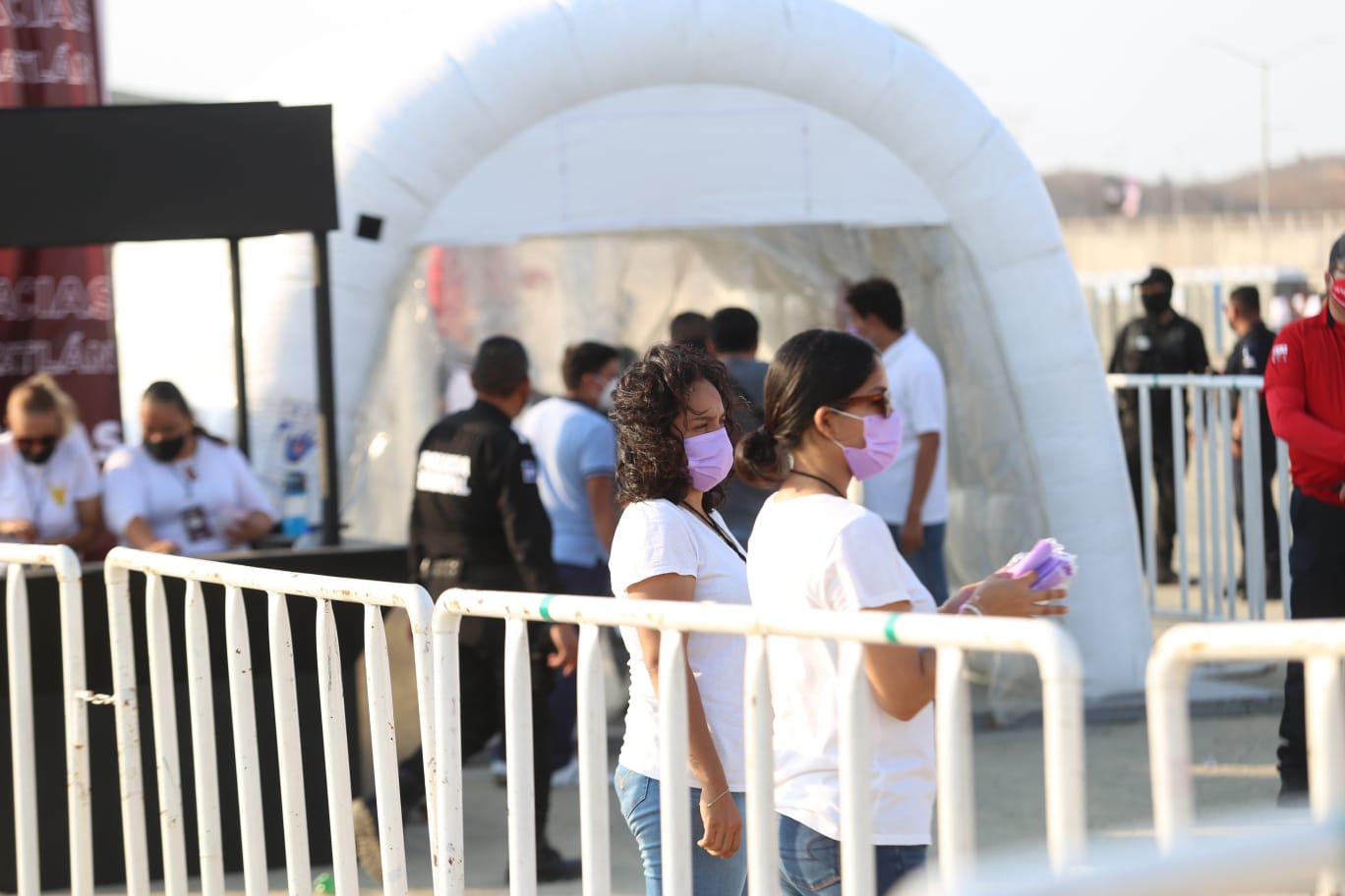 $!Cientos llegan al baile de Los Recoditos patrocinado por ‘El Químico’, y por la espera les ¡dan pizzas!