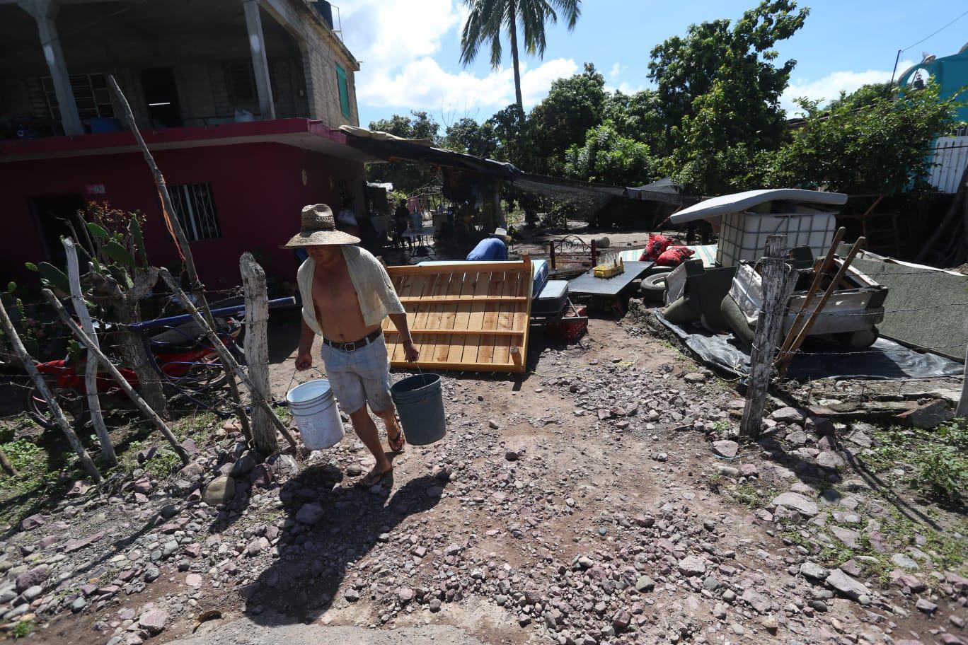 $!Limpian sus casas afectados por desbordamiento del Río Baluarte; intentan recuperar parte de sus pertenencias y animales
