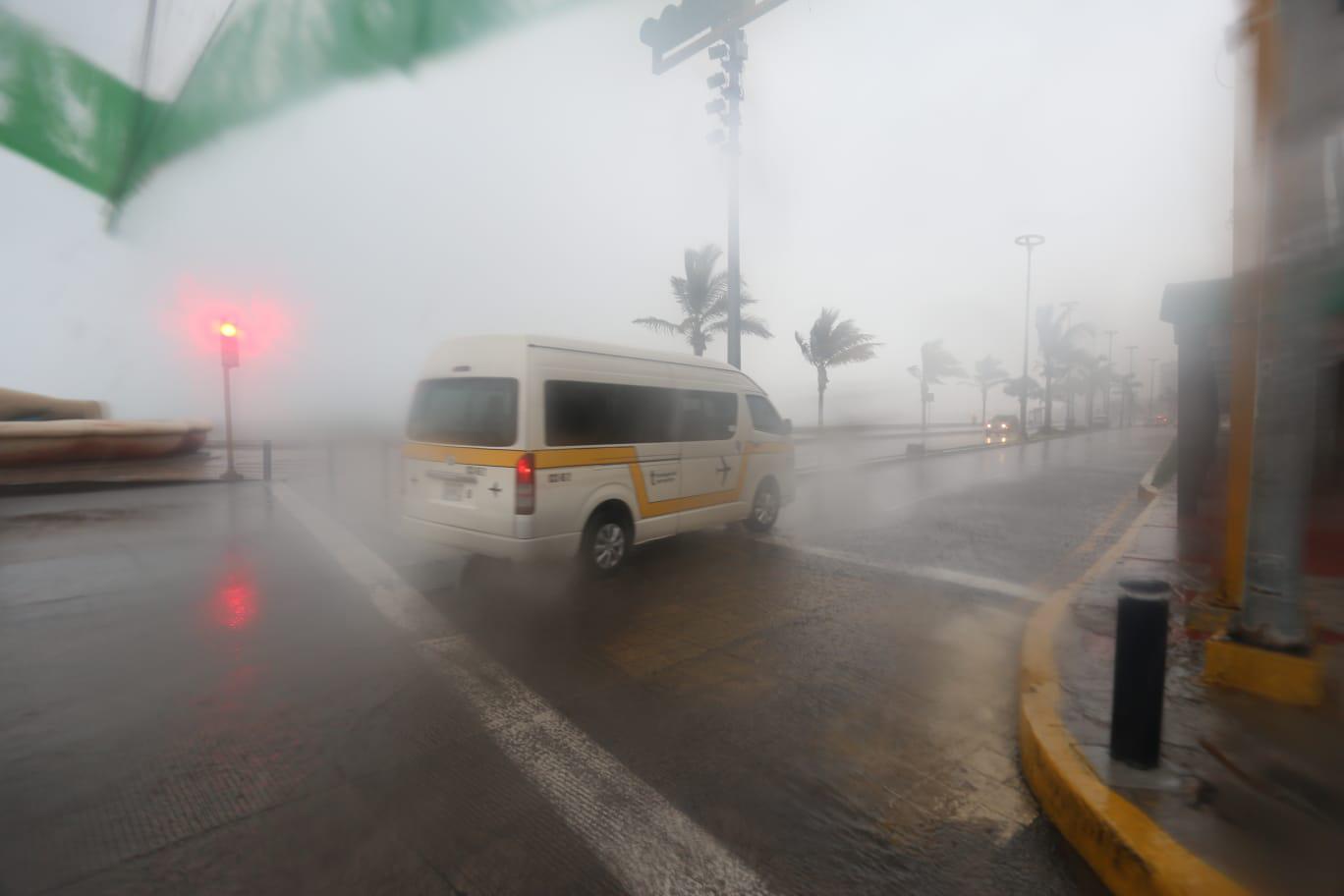 $!Mazatlán, en fase roja por Huracán Nora; piden a la población ‘resguardo total’