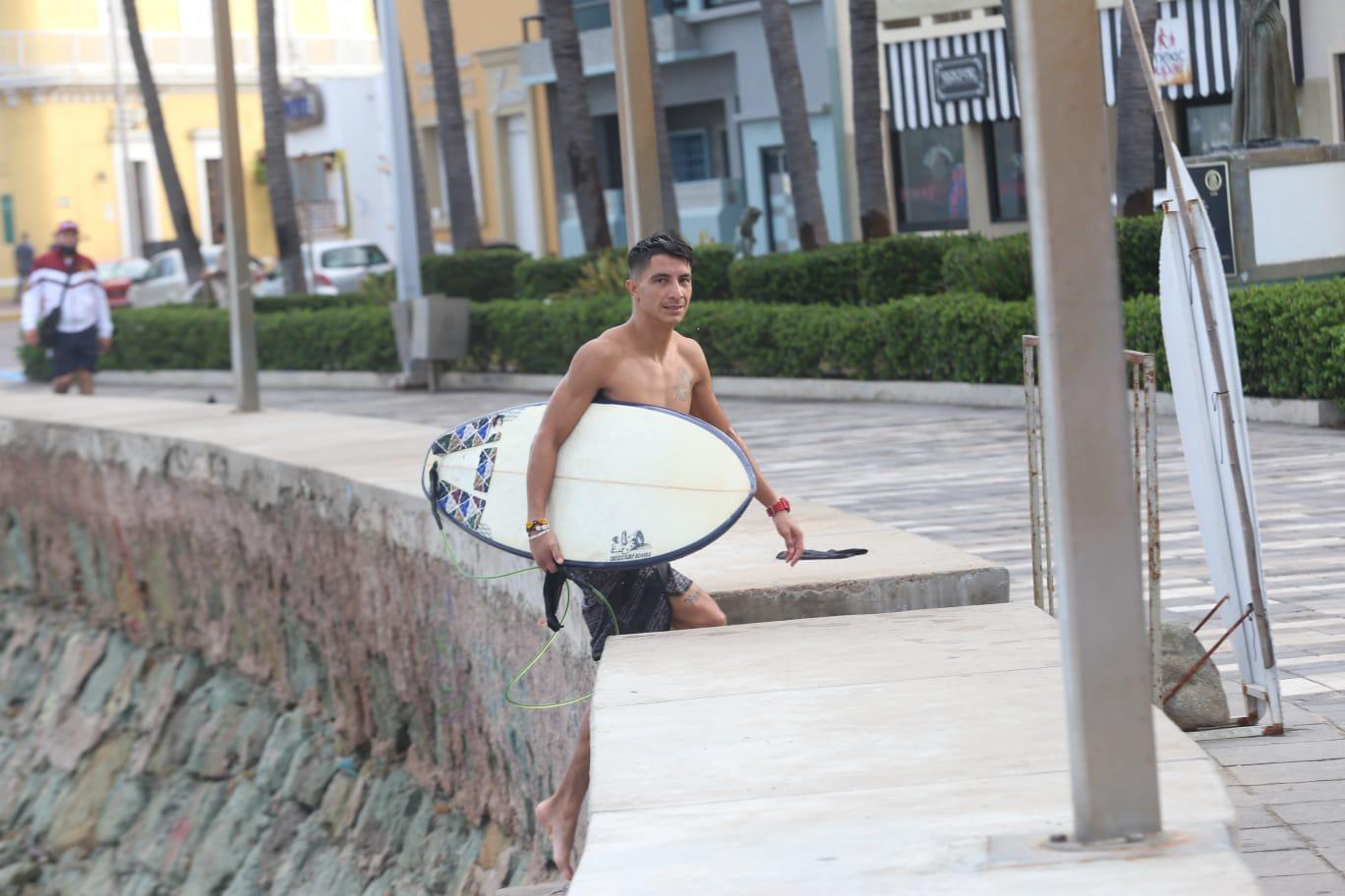 $!Enfrentar las olas que provoca un huracán como Olaf en Mazatlán requiere de experiencia, como la de ‘Becko’ Quintero