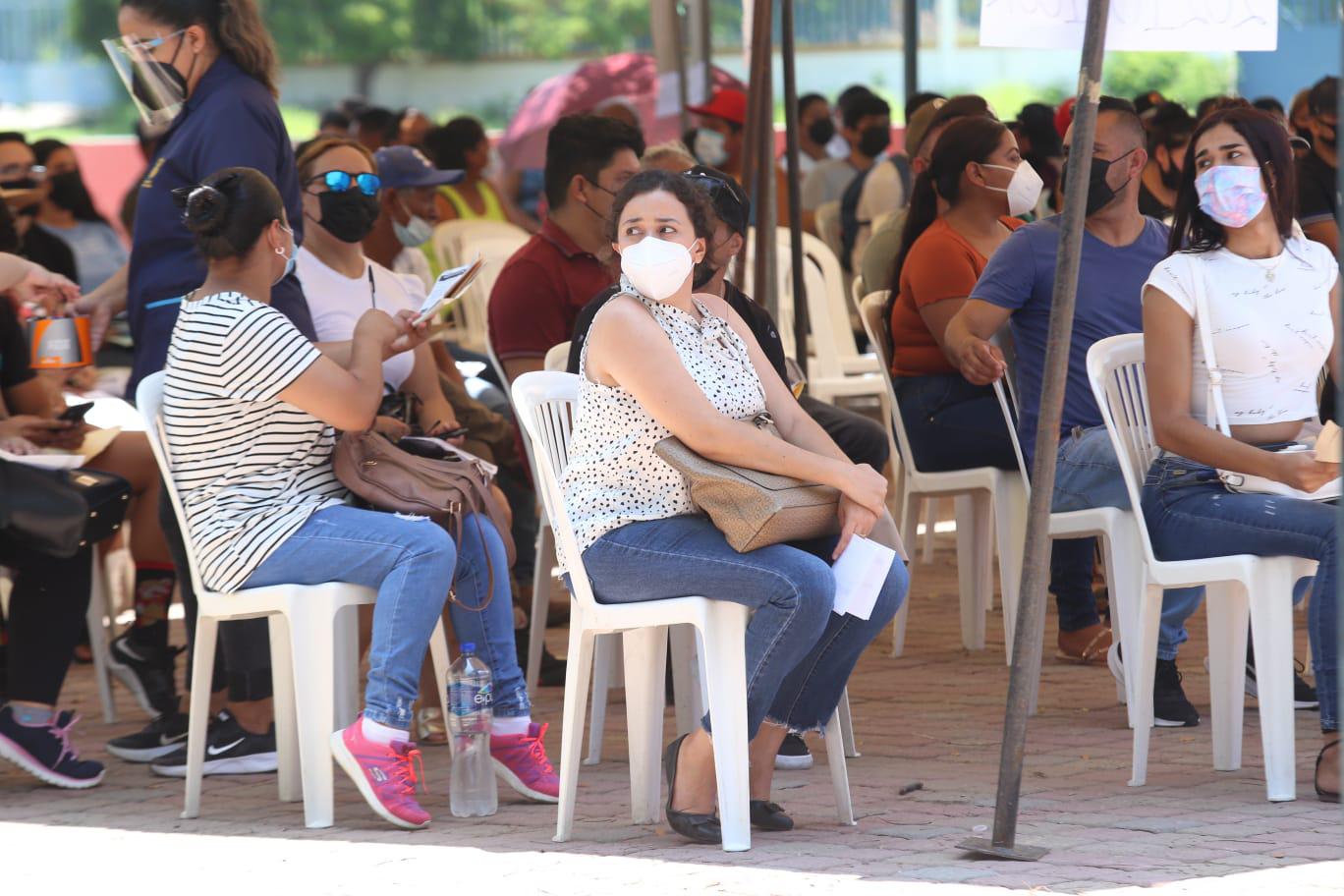 $!Pese al fuerte calor, jóvenes mazatlecos sí acuden a vacunarse contra el Covid-19 este martes