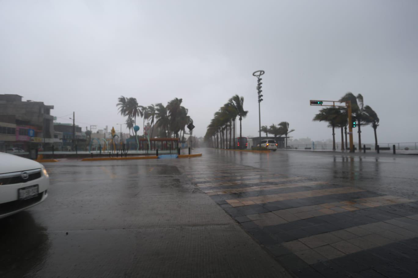 $!Mazatlán, en fase roja por Huracán Nora; piden a la población ‘resguardo total’