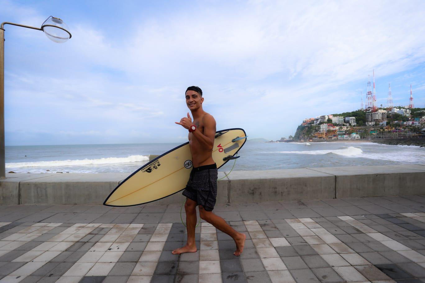 $!Enfrentar las olas que provoca un huracán como Olaf en Mazatlán requiere de experiencia, como la de ‘Becko’ Quintero
