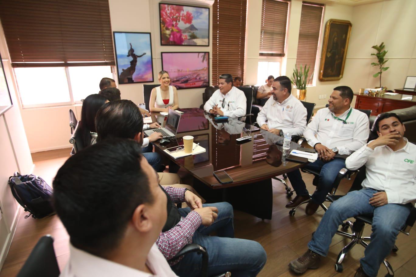 $!Ante apagones y enojo de familias, se reúnen Alcaldesa de Mazatlán y superintendente de CFE, para atender el caso