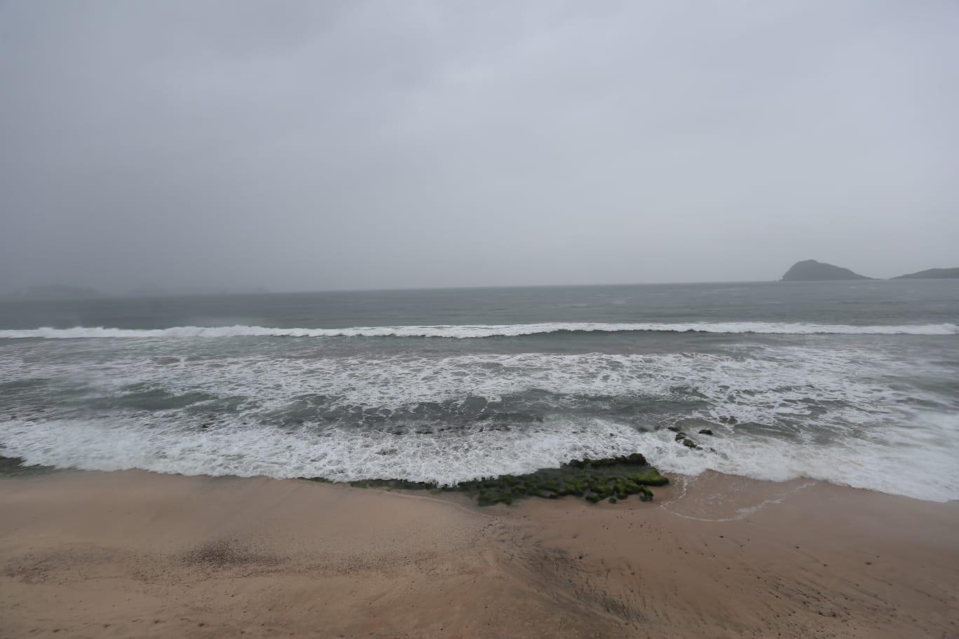 $!Mazatlán, en fase roja por Huracán Nora; piden a la población ‘resguardo total’