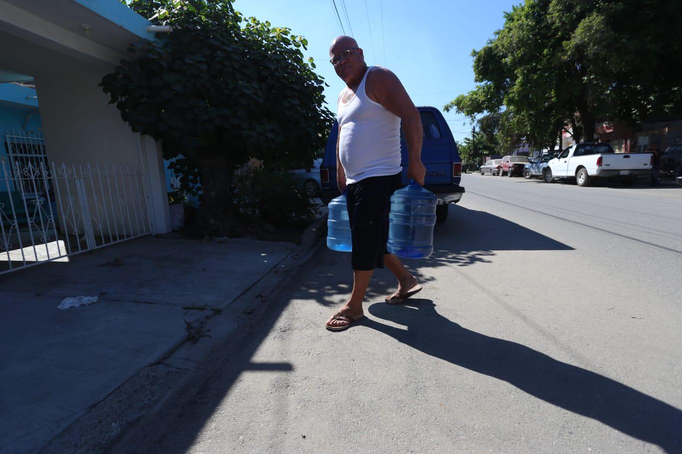$!Mazatlán sufre ya desabasto de agua por reparación de canal de la Conagua