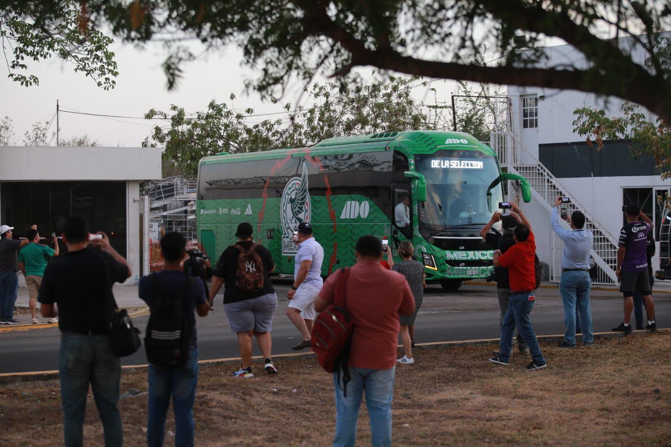$!La Selección Mexicana de futbol llega con total hermetismo a Mazatlán