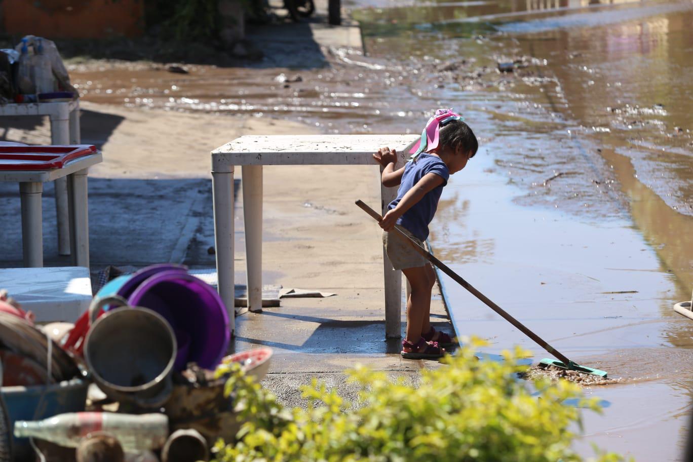 $!Limpian sus casas afectados por desbordamiento del Río Baluarte; intentan recuperar parte de sus pertenencias y animales