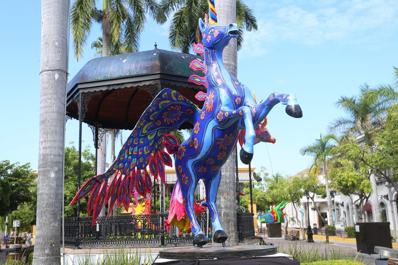 $!Danzan alebrijes en la Plazuela Machado y la llenan de color