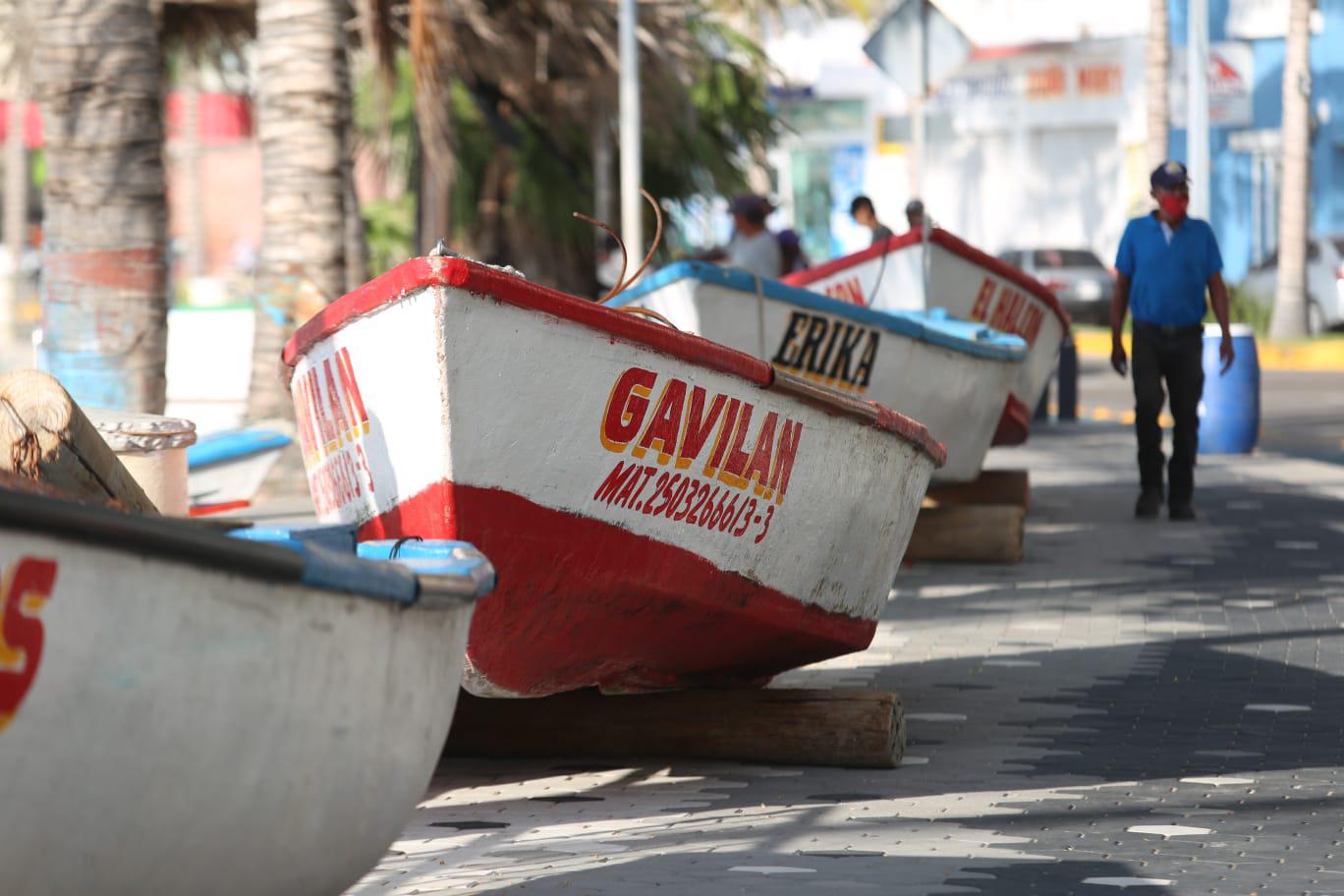 $!Ante marea alta, en Mazatlán resguardan pangas y se ‘borran’ tramos de playa