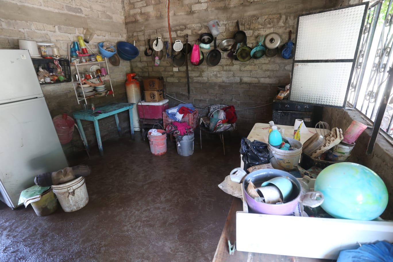 $!Limpian sus casas afectados por desbordamiento del Río Baluarte; intentan recuperar parte de sus pertenencias y animales