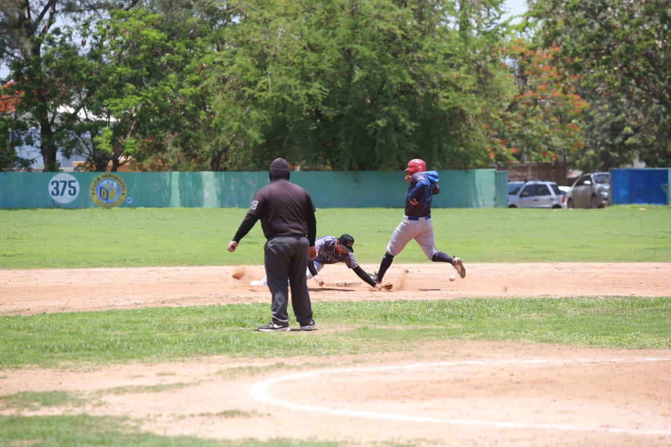 $!Covec saca apretado triunfo en Liga de Beisbol de 35 Años y Más