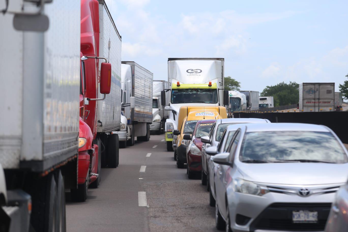 $!Carreteras de Mazatlán están saturadas por cierre de autopista a Culiacán