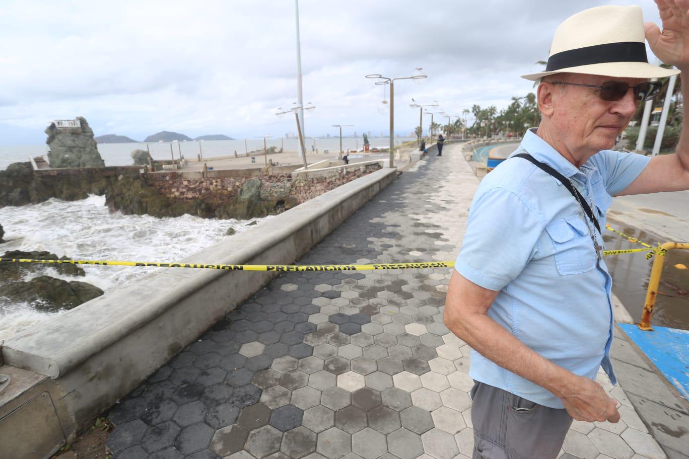 $!Se desprende uno de los accesos a la Glorieta Sánchez Taboada, en Mazatlán