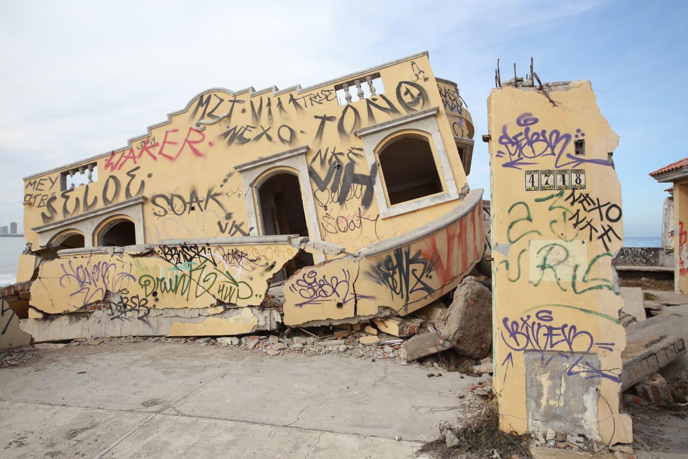 $!El tiempo y el mar acaban con casa en la Playa La Escopama