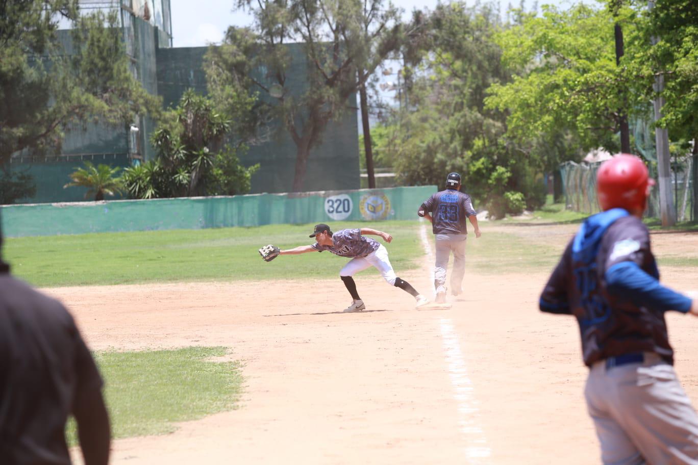$!Covec saca apretado triunfo en Liga de Beisbol de 35 Años y Más