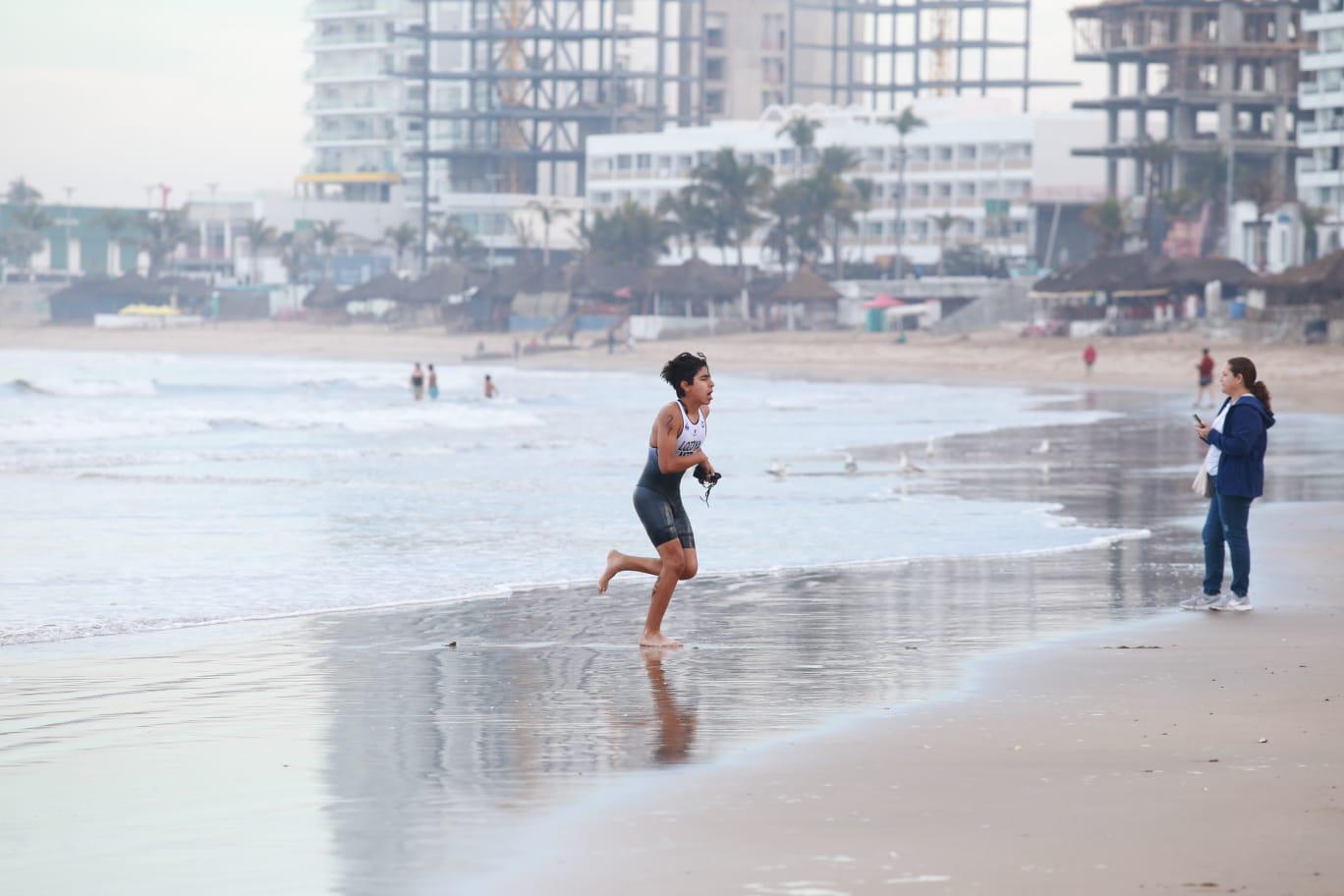 $!Mazatlán lidera acuatlón en etapa estatal de Juegos Conade