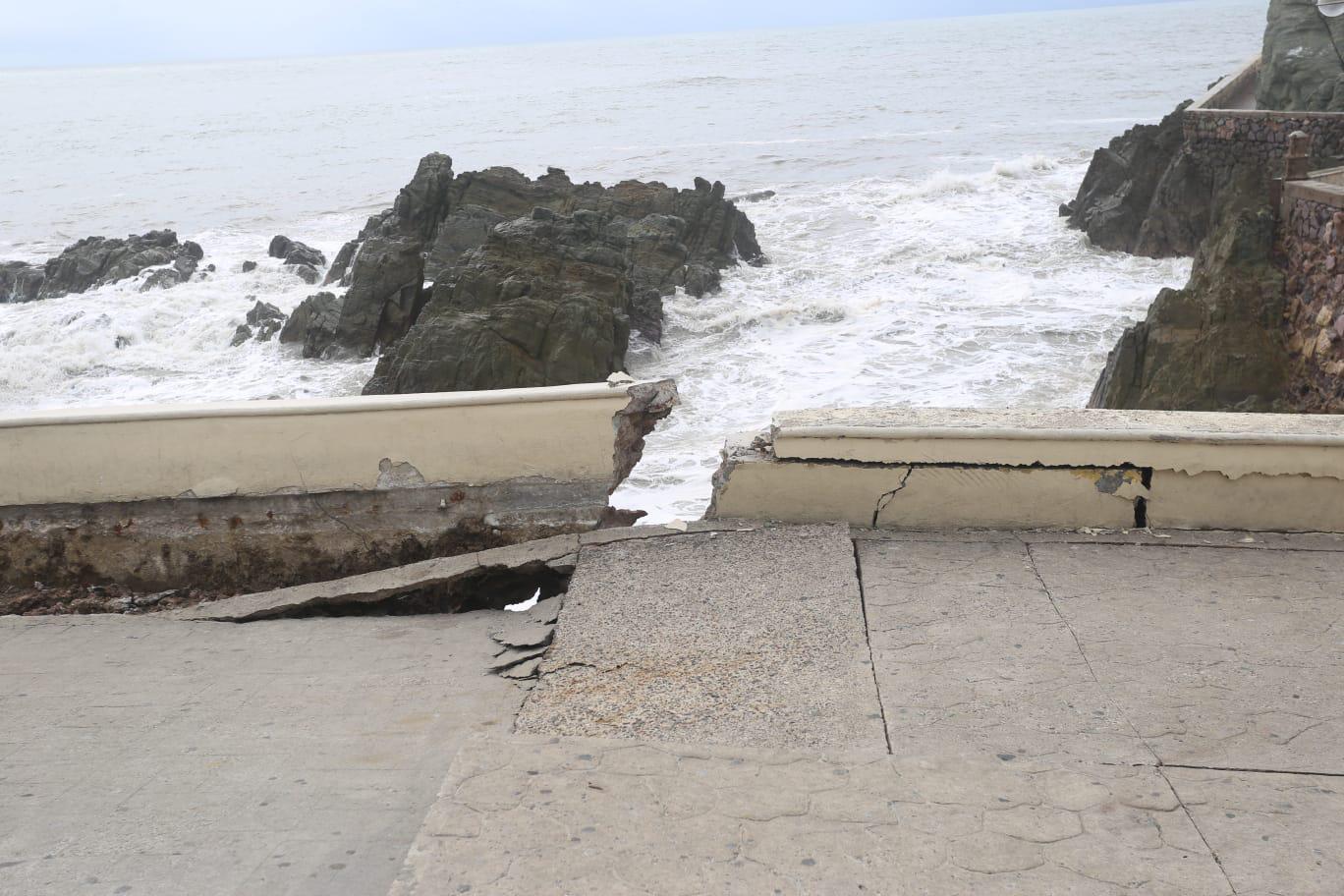 $!Se desprende uno de los accesos a la Glorieta Sánchez Taboada, en Mazatlán