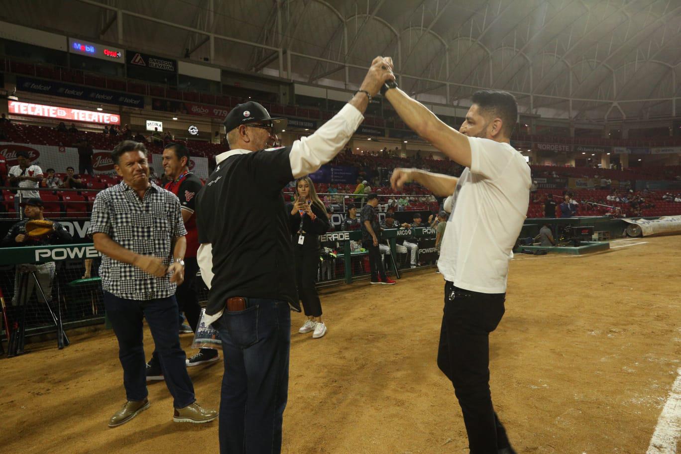 $!Pancho Barraza lanza la primera bola en el juego entre Venados y Naranjeros