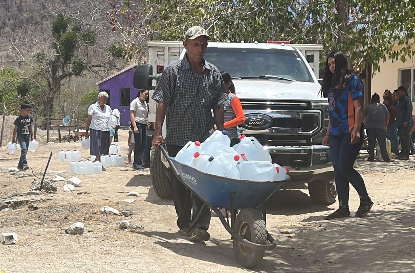 $!Donaciones dan de beber a comunidades con extrema sequía, en rincones de Sinaloa