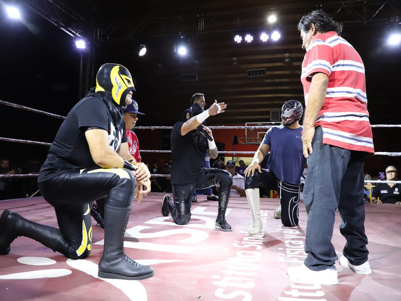 $!Entregan reconocimiento a El Delfín, leyenda de la lucha libre de Culiacán