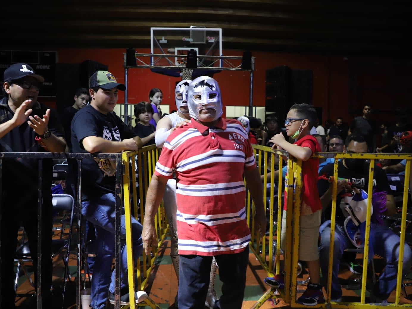 $!Entregan reconocimiento a El Delfín, leyenda de la lucha libre de Culiacán