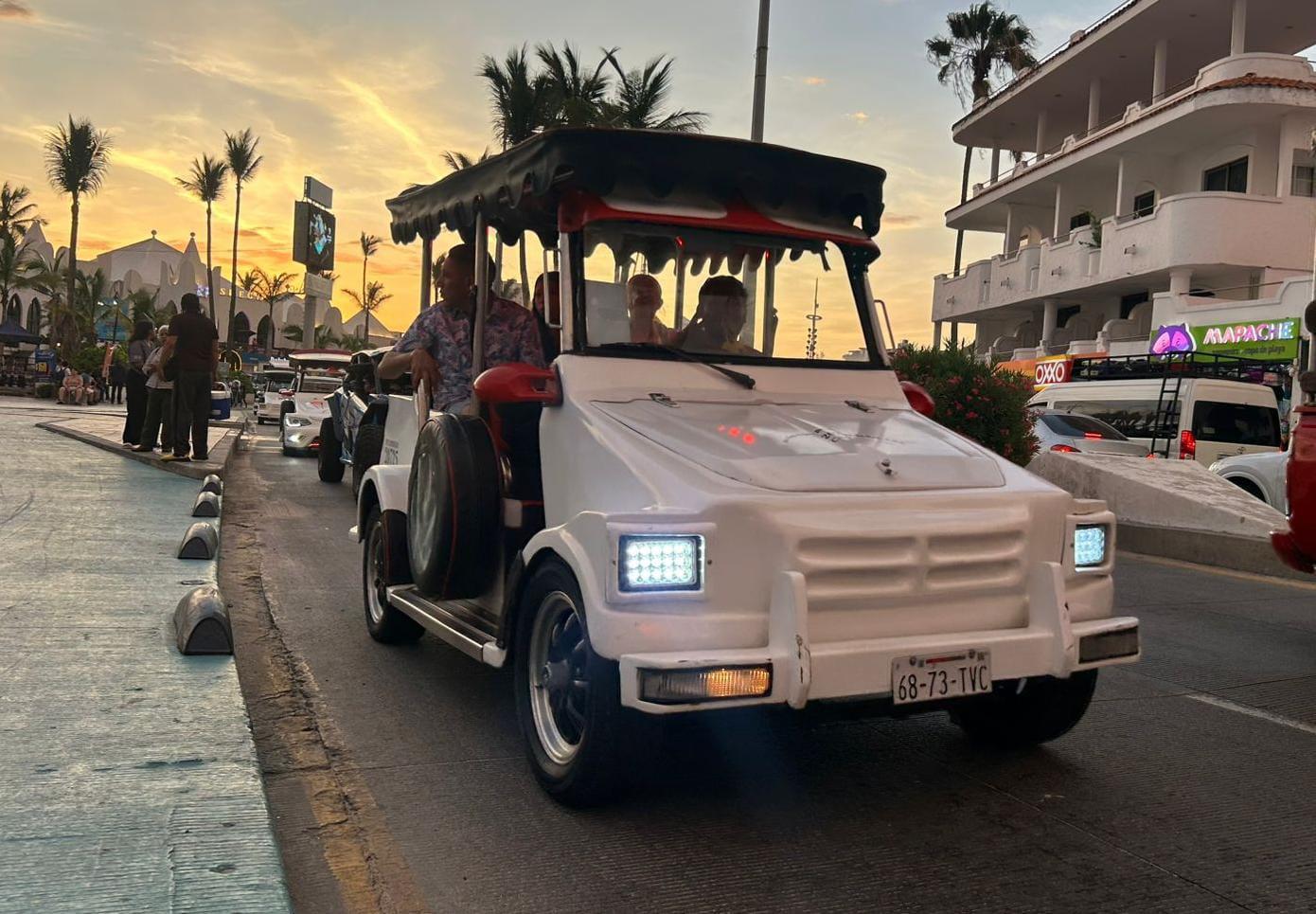 $!Afluencia turística llena playas y zonas emblemáticas de Mazatlán