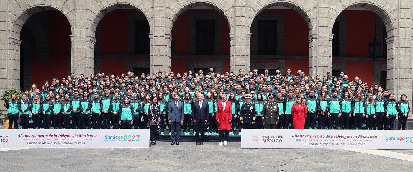 $!Andrés Manuel López Obrador encabeza abanderamiento de la delegación mexicana que irá a los Panamericanos