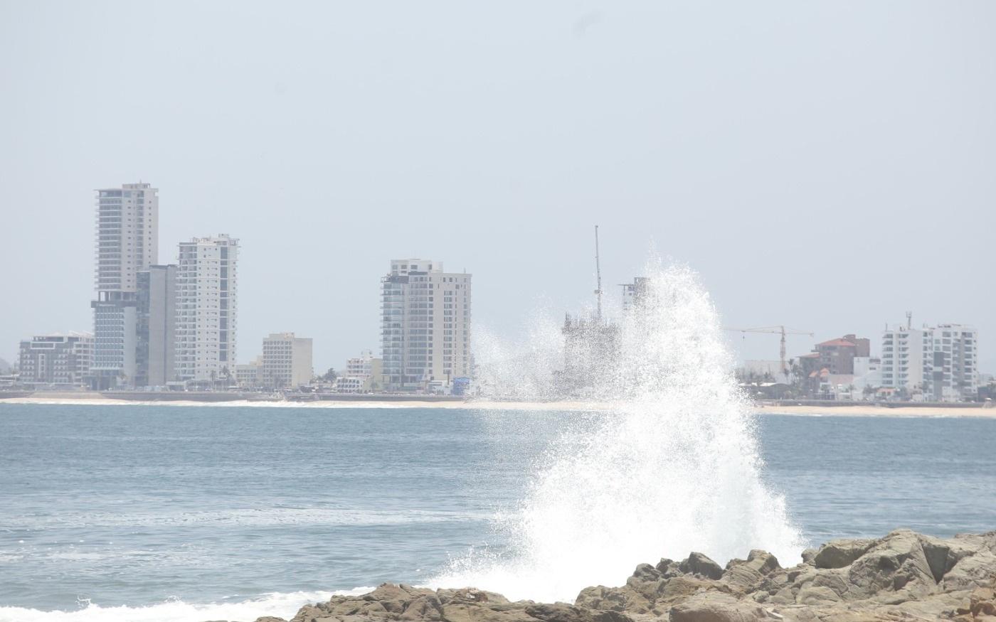 $!Registra Mazatlán oleaje máximo de 1.5 metros de altura