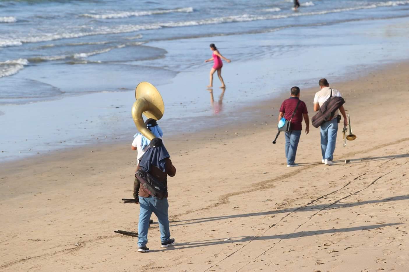 $!En Mazatlán, ‘cero’ bailes en las fiestas, y los músicos deben dejar las playas a las 8 de la noche
