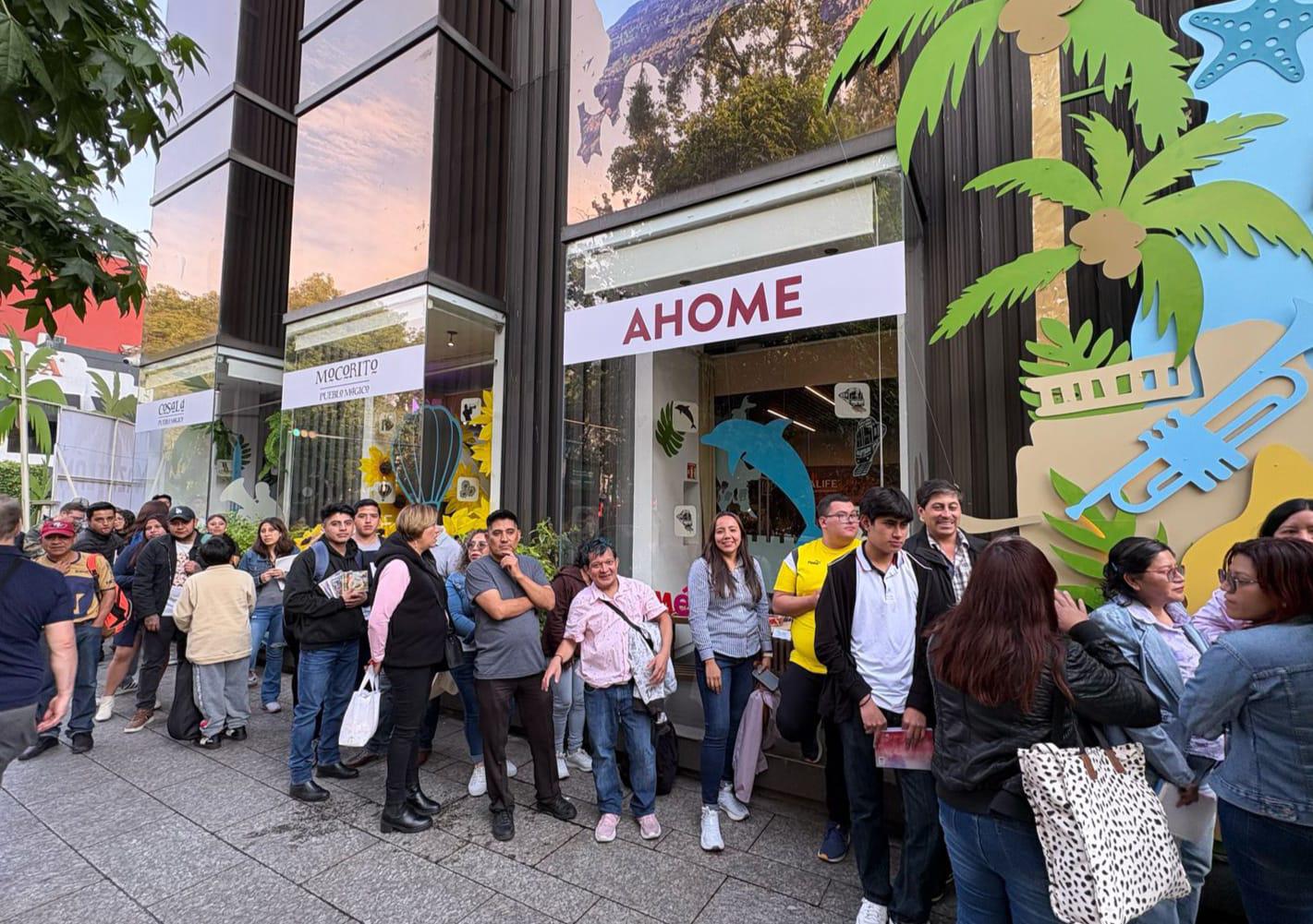 $!Aunque la actividad comenzó después de las 17:30 horas, los seguidores comenzaron a formarse desde temprana hora a las afueras de la Sectur federal.