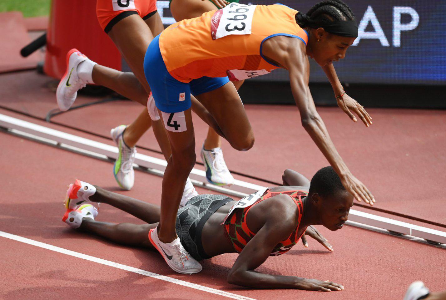 $!Sifan Hassan cae, se levanta y gana eliminatoria en 1,500m; luego logra oro en los 5,000m