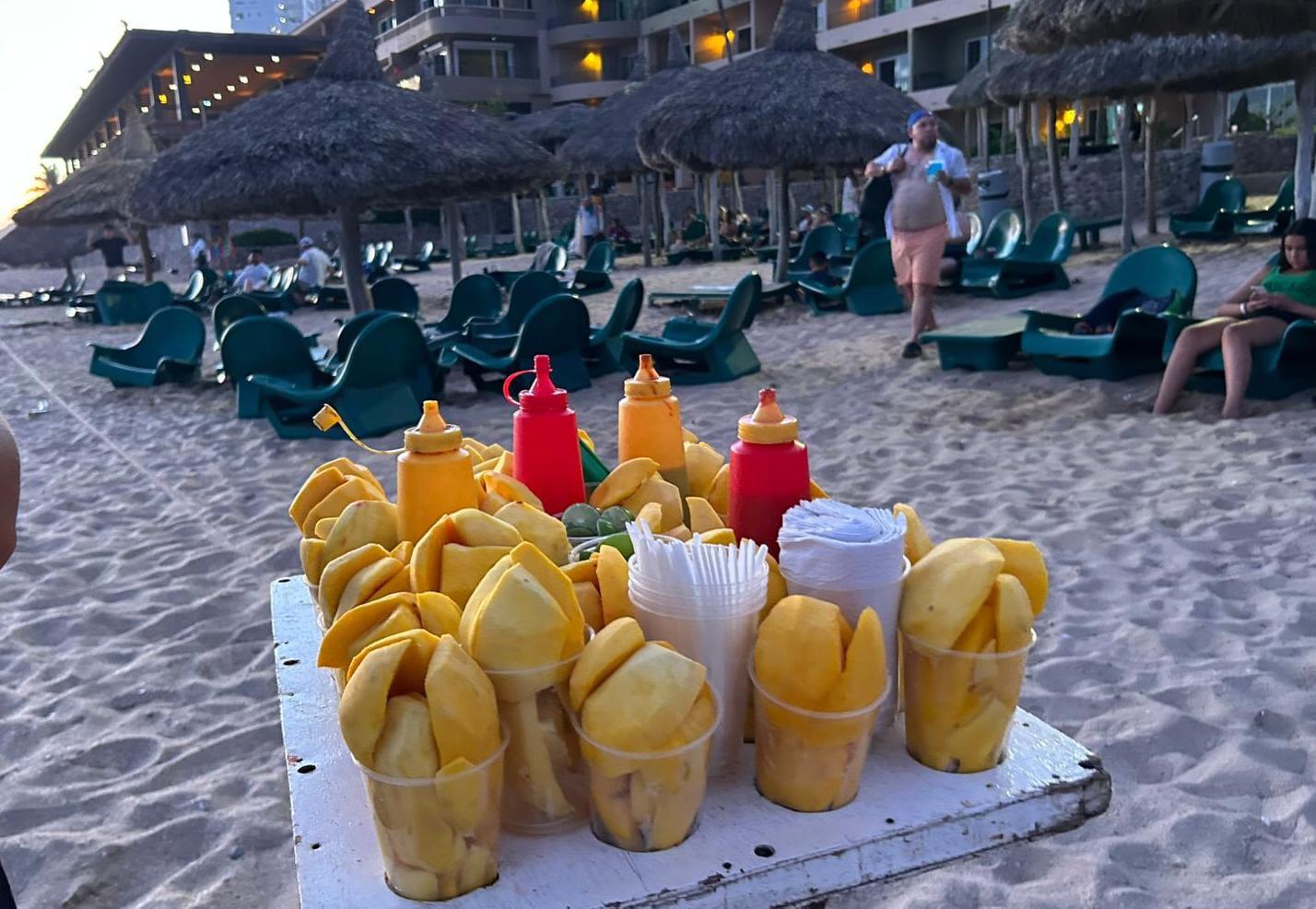 $!Afluencia turística llena playas y zonas emblemáticas de Mazatlán