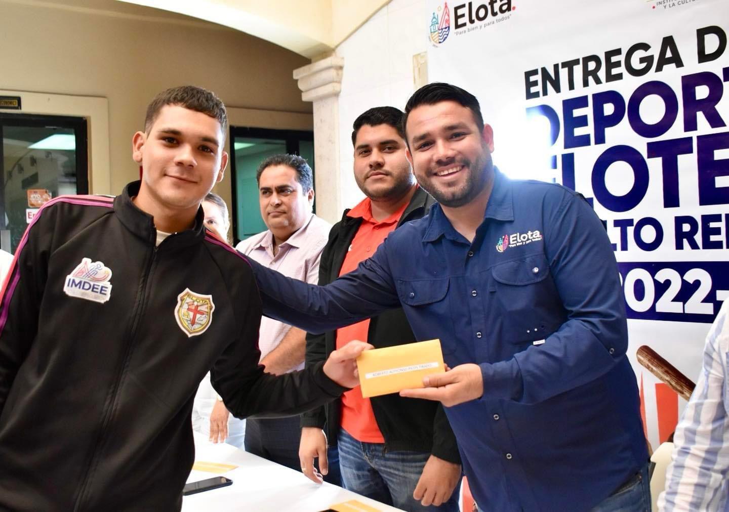 $!Entregan becas a deportistas de alto rendimiento en Elota
