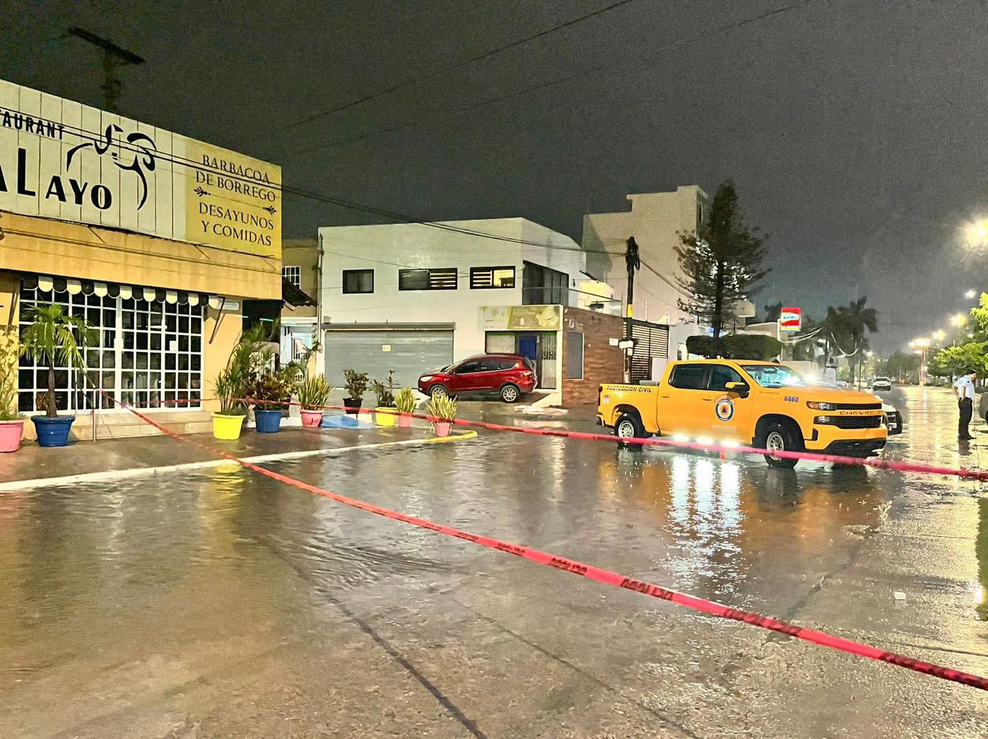 $!Cierran a la circulación las avenidas La Marina y Reforma, en Mazatlán, por inundaciones