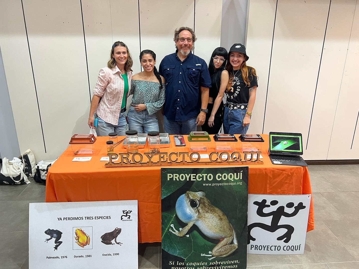$!El herpetólogo Rafael Joglar y algunas de sus estudiantes de investigación. Con la ayuda de ellas ofreció un taller sobre los coquíes de Puerto Rico.