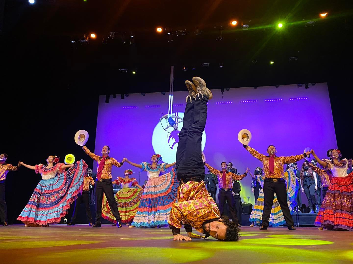 $!El espectáculo festivo, alegre y familiar, que muestra los valores de los sinaloenses.