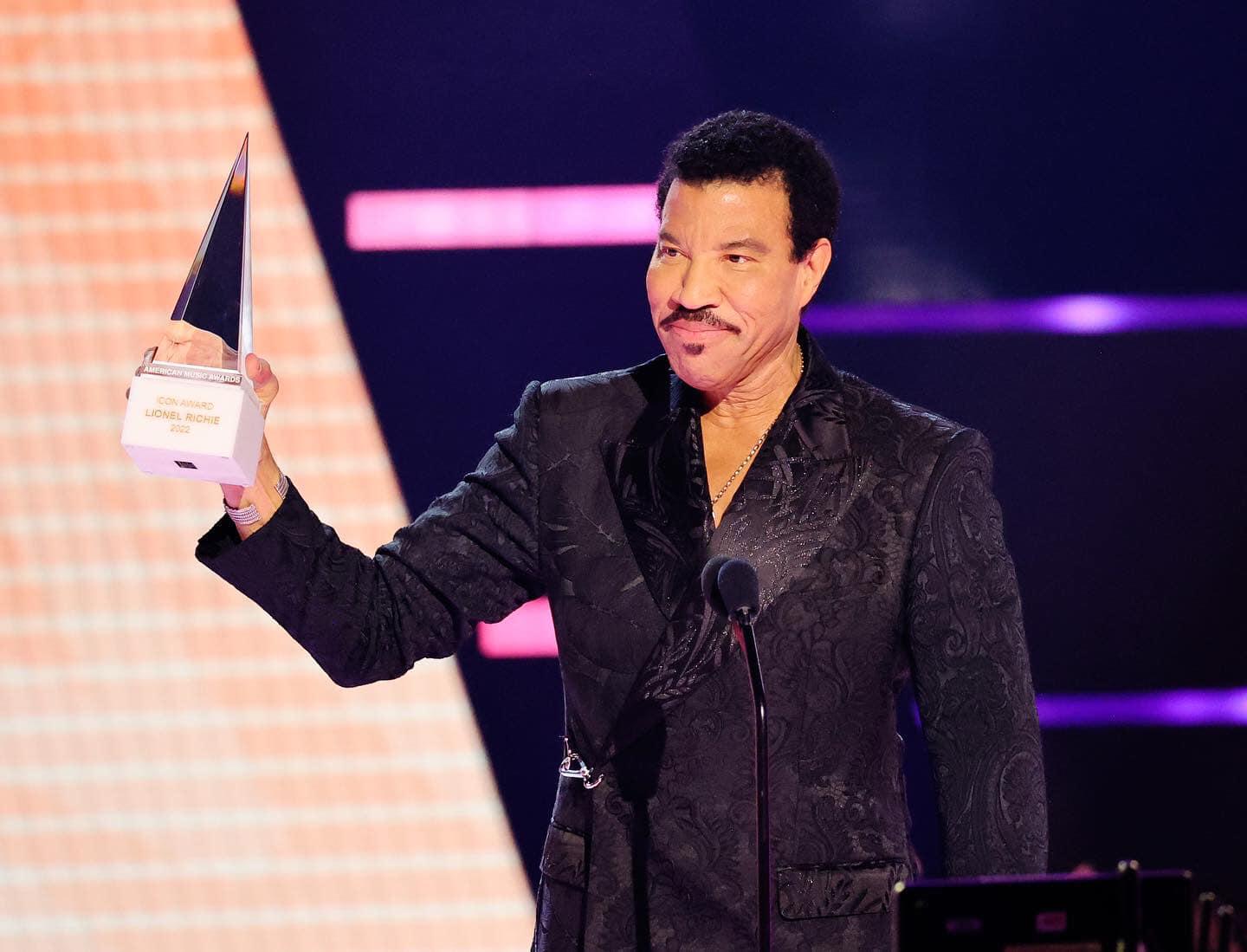 $!Es Taylor Swift la artista del año en los American Music Awards 2022