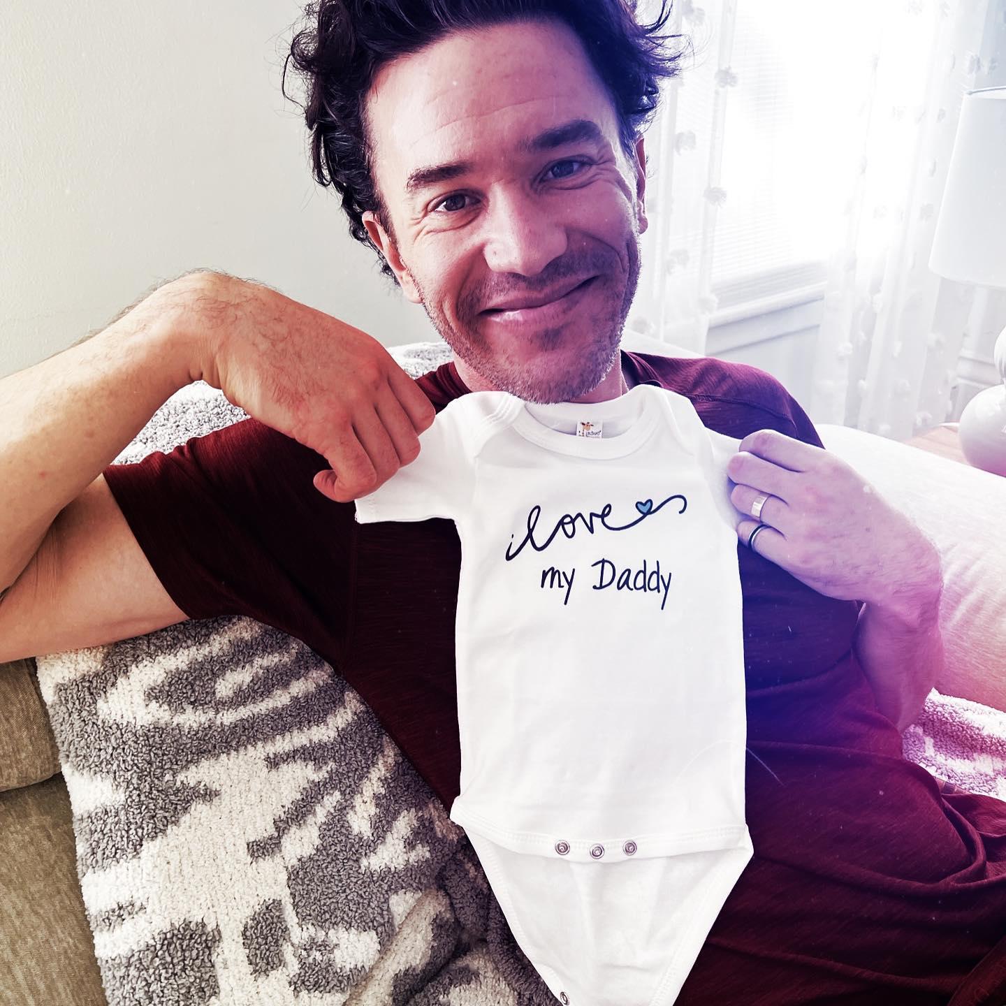 $!Espera Kaley Cuoco a su primer hijo con Tom Pelphrey