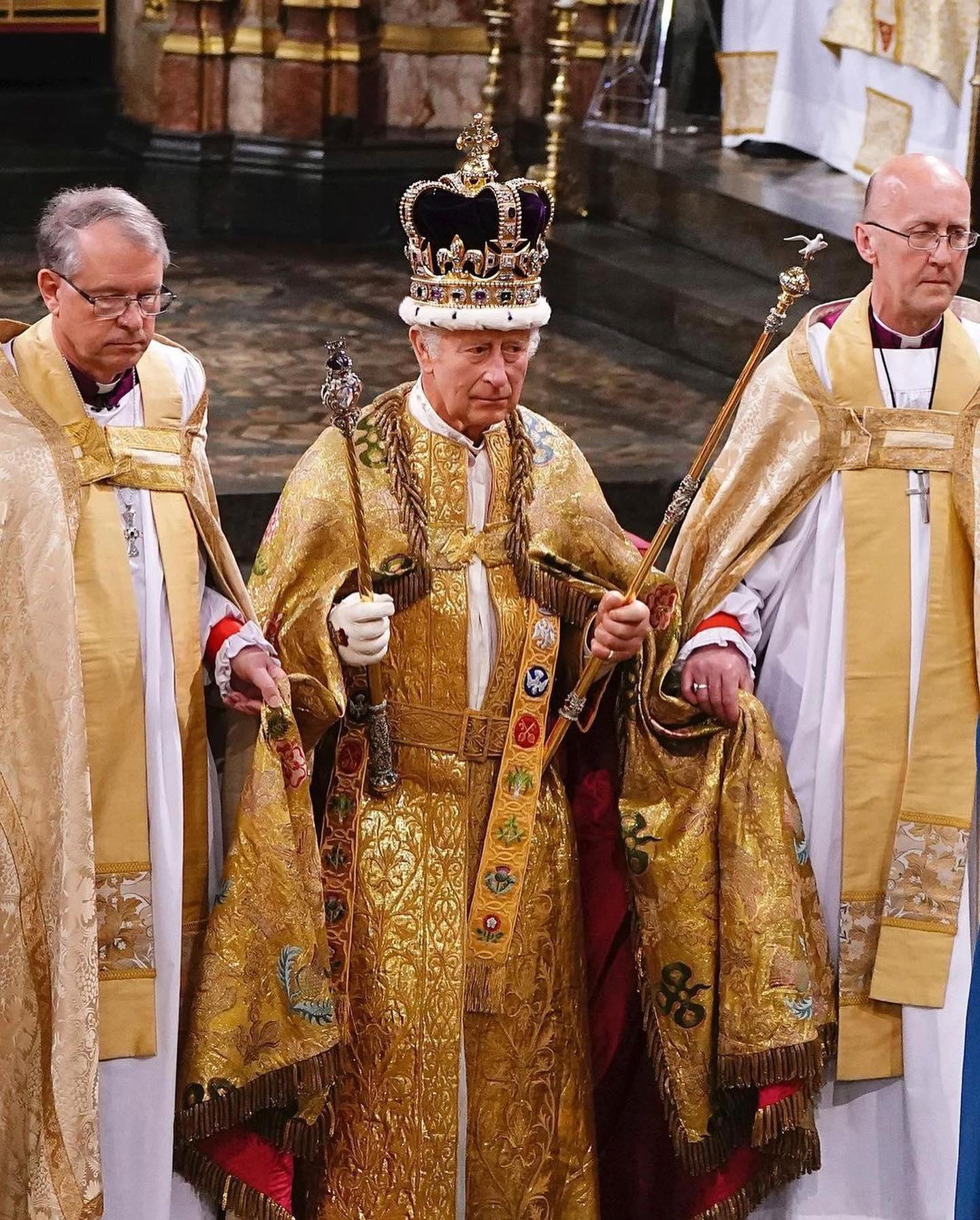 $!Coronan a los reyes Carlos III y Camilla en histórica ceremonia cargada de simbolismos