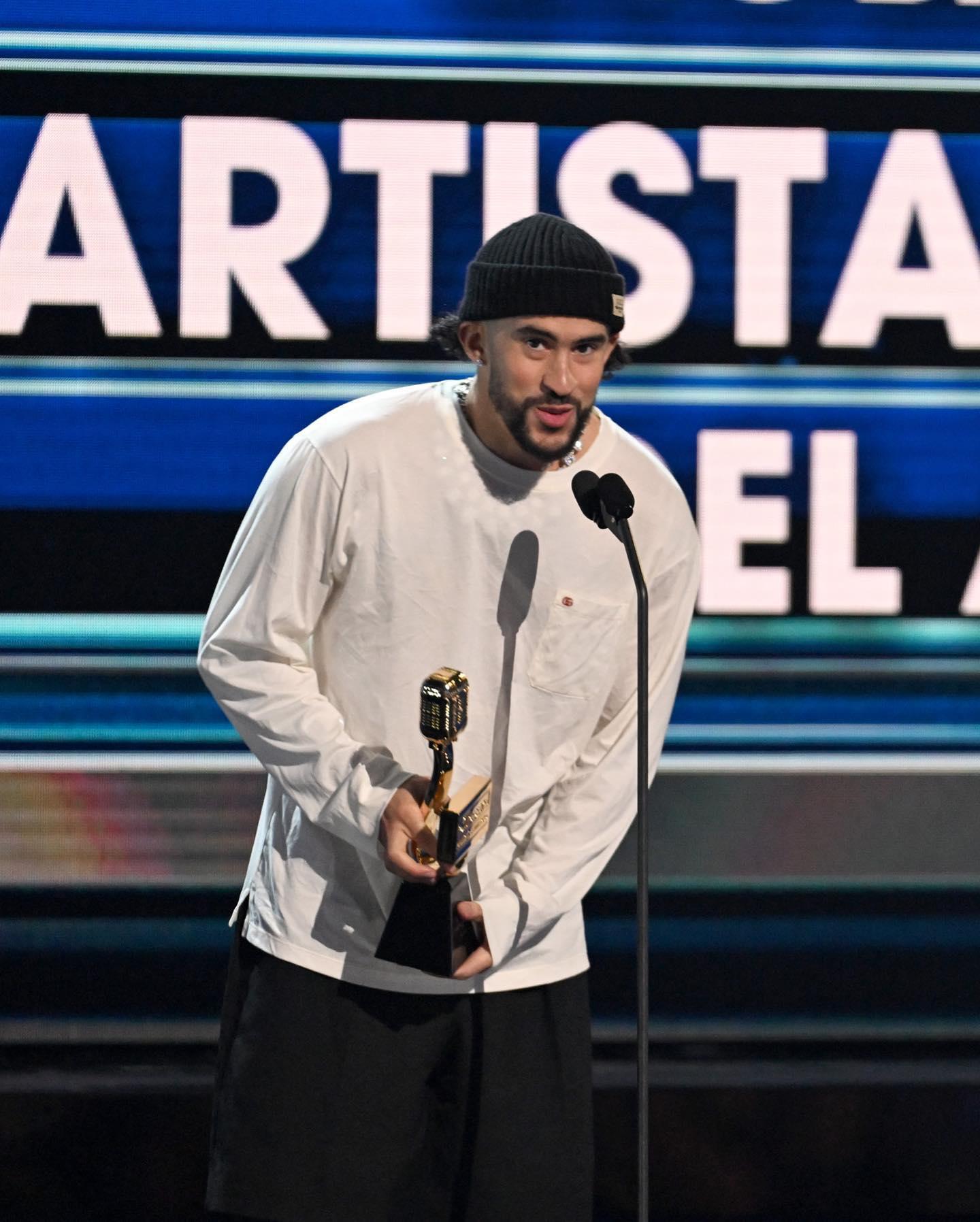 $!Bad Bunny se llevó siete premios, entre ellos el de Artista del año y el de Gira del Año.