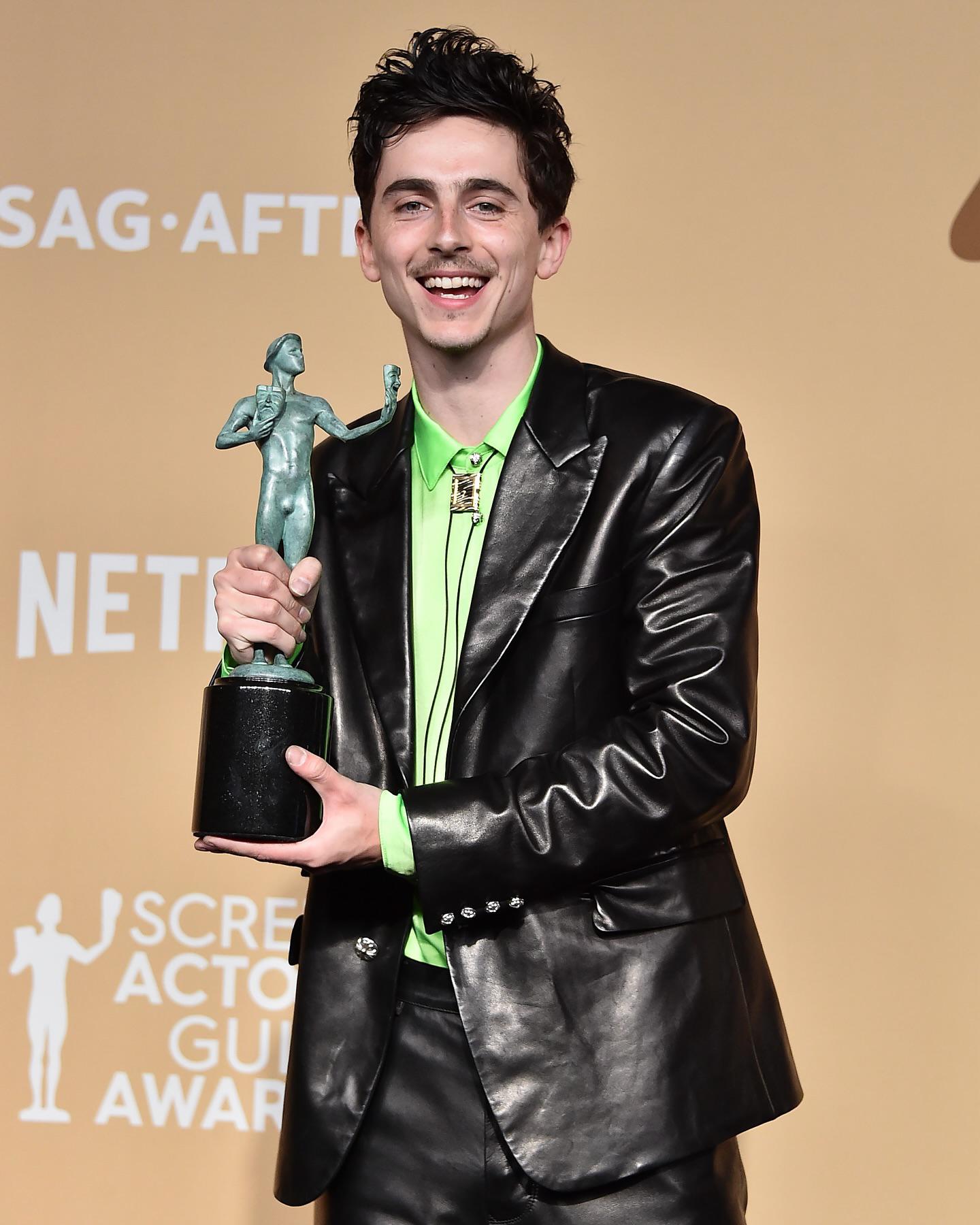 $!Timothée Chalamet ganó el premio a mejor actor A Complete Unknown, en el que interpreta a Bob Dylan.