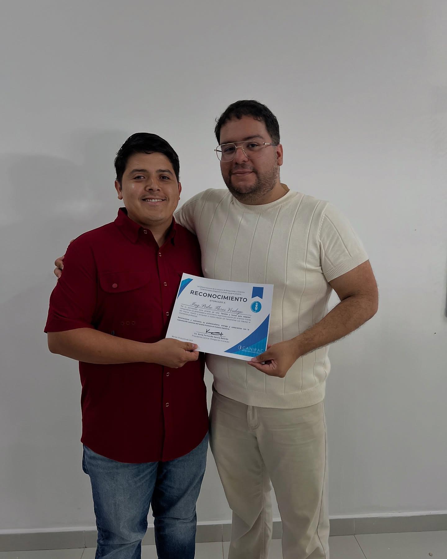 $!Pedro Flores también recibió un reconocimiento por su participación como expositor.
